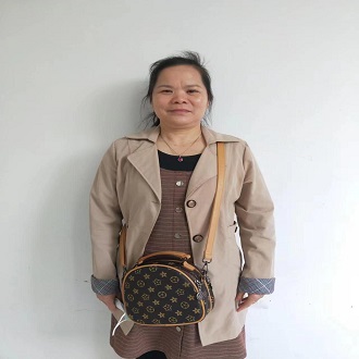 钟阿姨 不住家保姆,小时工 广西人 49岁 3年经验 初中学历 做家务,公司做饭