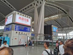 广东广州番禺区广州南站候车区风亭火车高铁灯箱