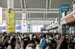 广东广州番禺区广州南站三层候车区检票口火车高铁包柱
