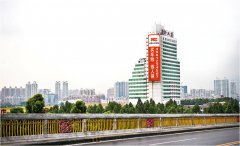 广东广州广州大道南洛溪大桥上桥位西北侧街边设施单面大牌